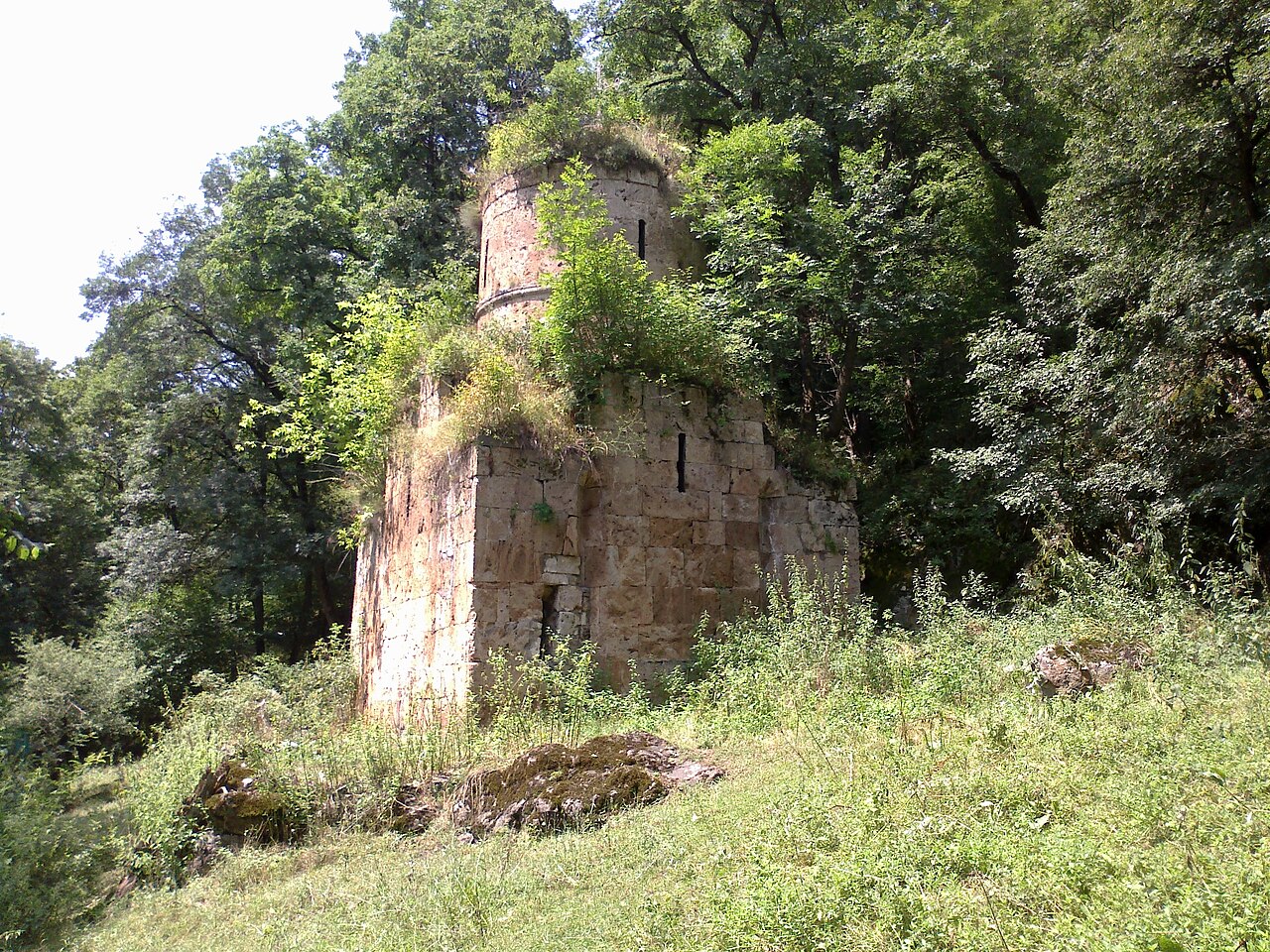Aghavnavank monastery; monastery photograph, not a botanical identification of yew trees