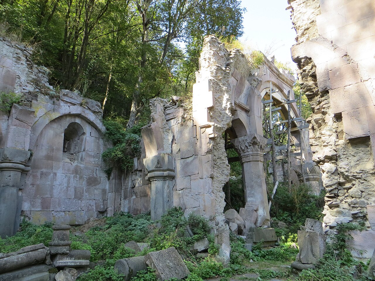 Bardzrakash monastery, a destination on the Dsegh Loop